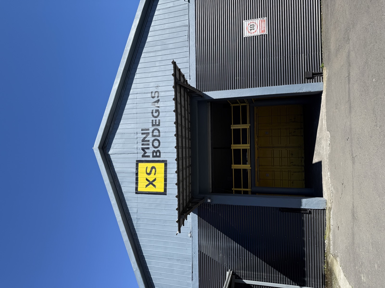 Fachada del centro de bodegas XS Minibodegas