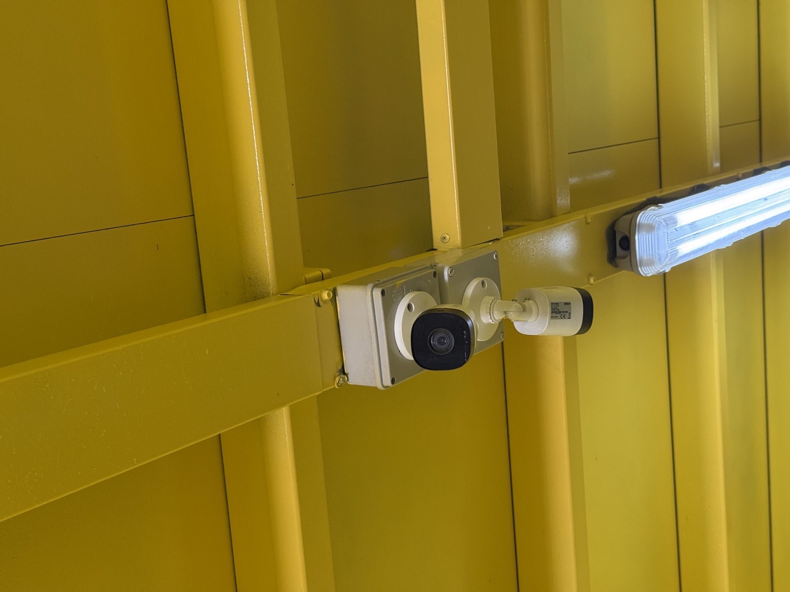 Cámara de seguridad instalada en un pasillo de bodegas