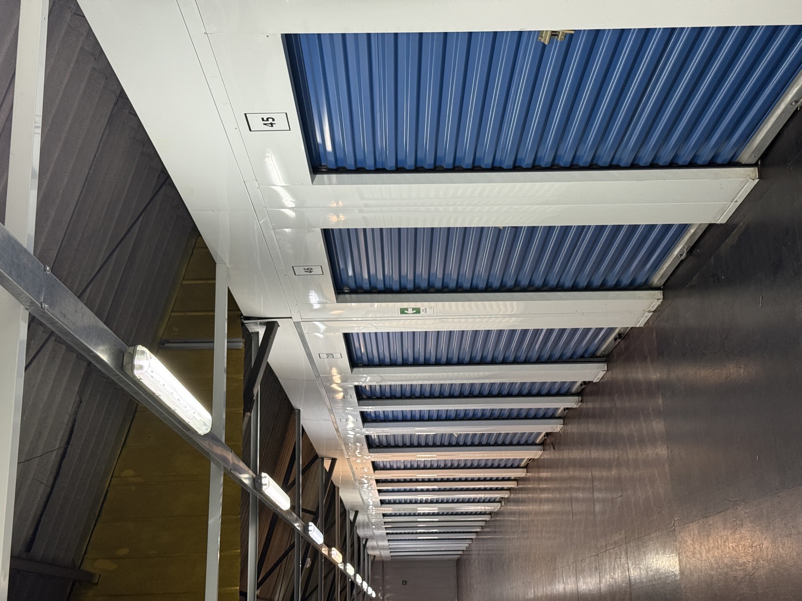 Pasillo de minibodegas con puertas metálicas